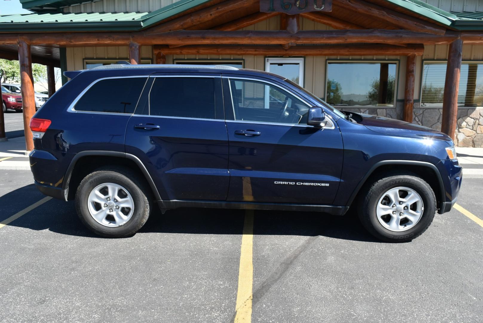 2014 Blue /Black Jeep Grand Cherokee Laredo (1C4RJFAG6EC) with an 3.6L V6 24 Valve VVT engine, 8-Speed Automatic transmission, located at 1600 E Hwy 44, Rapid City, SD, 57703, (605) 716-7878, 44.070232, -103.171410 - Photo#4